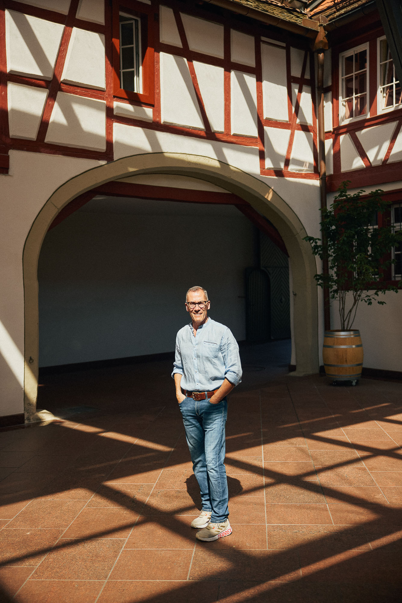 Florian im Wirsching-Innenhof unter dem Fachwerk