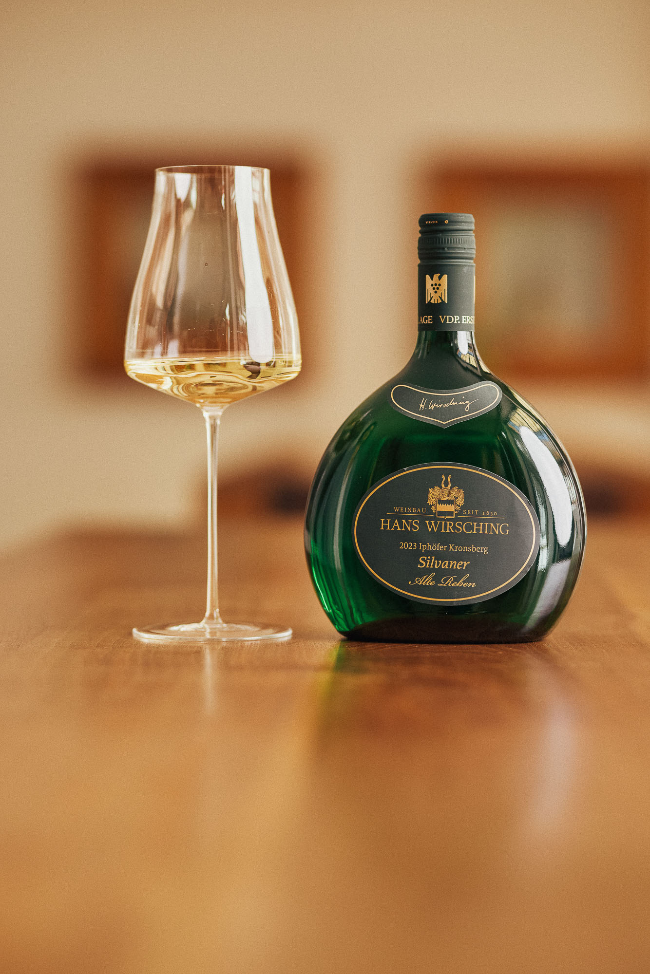 Bocksbeutel mit gefülltem Glas