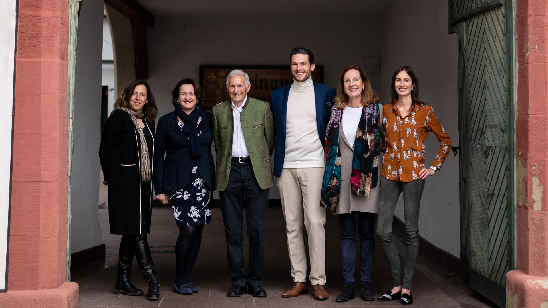 Familie Wirsching im Innenhof, Stefanie, Andrea, Heinrich, Michael, Jutta, Lena